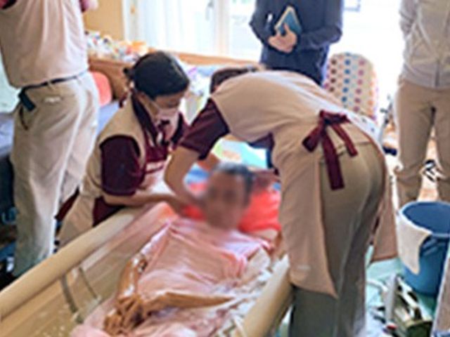 ケアの様子の部屋 居室 スタッフが協力し合いながら、安心できるケアを提供する現場です。