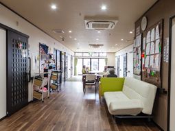 落ち着いた雰囲気のラウンジ