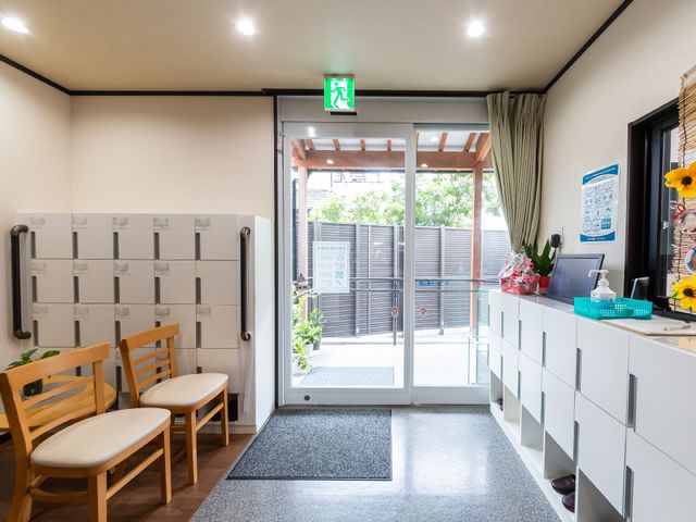 快適なエントランス 玄関 明るく開放的な受付エリアが迎える、居心地の良いエントランスです。毎日のコミュニケーションの場として最適で、訪れる方々に安らぎを提供します。
