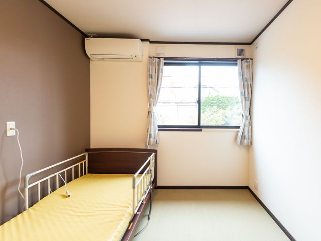 和室風居室の一角 居室 明るい窓から自然光が差し込む居室の一角です。畳の感触を生かした落ち着いた雰囲気で、快適なプライベートタイムを過ごせます。