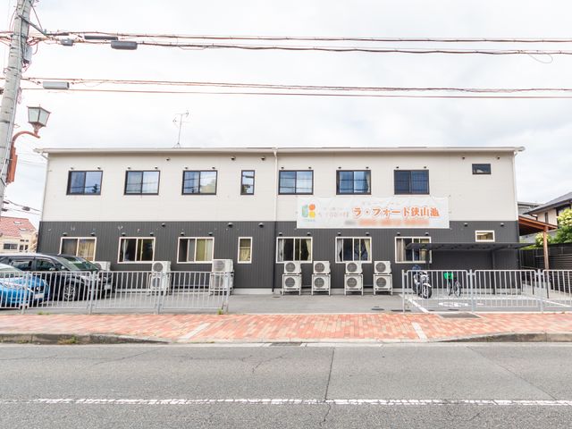 施設の外観 外観 清潔感のある明るい色調の外壁が特徴の建物です。アクセスしやすい平坦な地域に位置しており、通勤にも便利です。