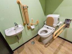 手すり付き清潔なトイレ