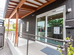 エントランスの明るい外観