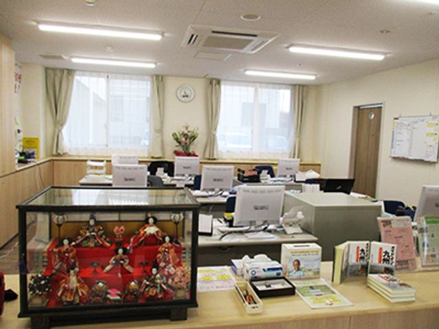 フロントの賑わい 事務所 明るいフロントエリアです。ご覧の通り、快適な作業環境が整っており、訪れる人々を温かく迎え入れています。