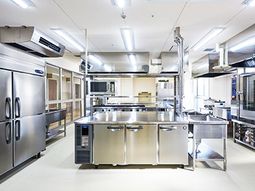 清潔な大型キッチン