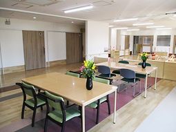 明るい食堂の様子