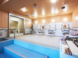 介護用の明るい浴室