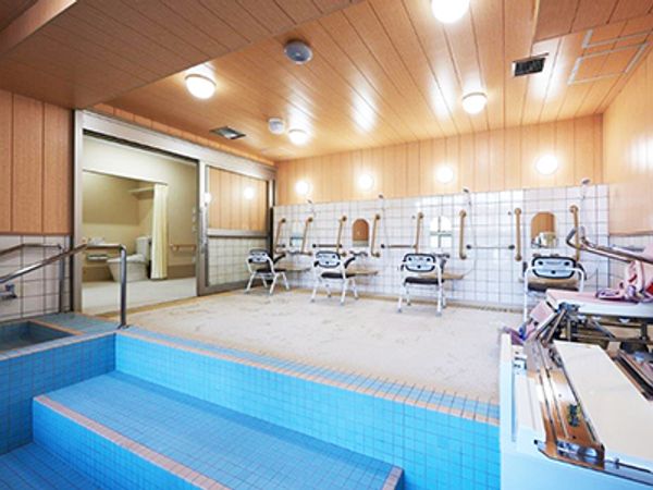 介護用の明るい浴室