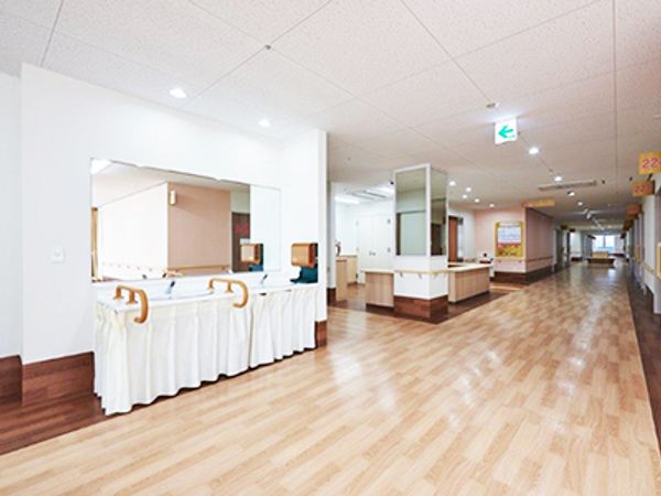 明るく広々とした廊下