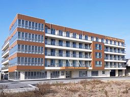 明るく広々とした施設外観