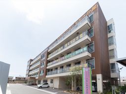 多階層の建物の外観