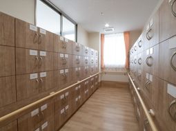 明るい廊下と整頓されたロッカー