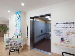 廊下のポスターと掲示物