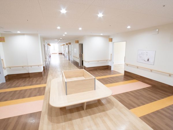 明るく広々とした廊下