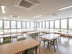 明るい食堂の風景