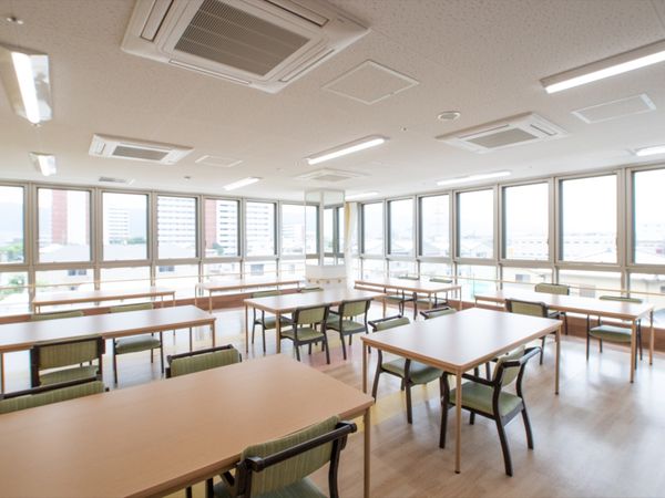 明るい食堂の風景