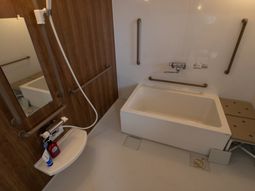 バリアフリー設計の浴室