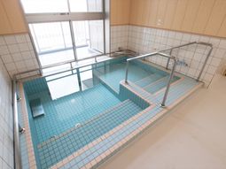 明るい浴室の内観