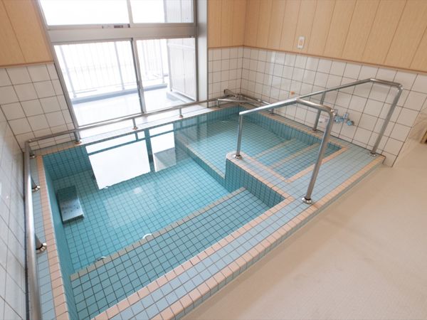 明るい浴室の内観