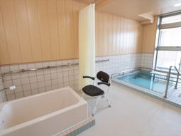 明るく清潔な浴室