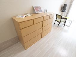 木製の収納家具と椅子