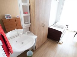 居室の洗面台とベッド