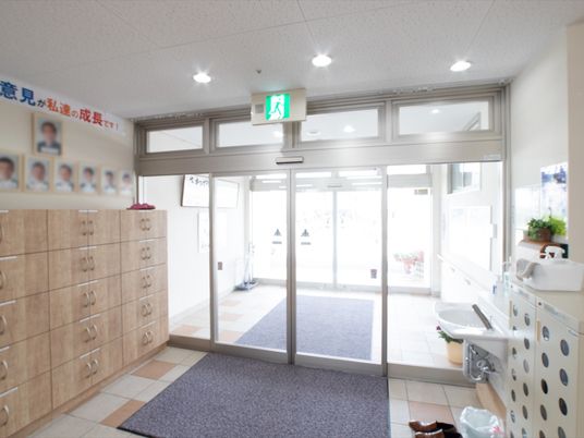 明るいエントランスの風景