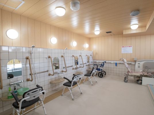 清潔感のある浴室内観
