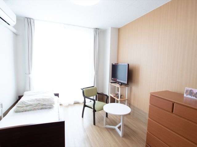 快適な個室の居室 居室 落ち着いた雰囲気の居室で、毎日の生活をゆったりと過ごすことができます。個人のスペースを大切にした設計です。
