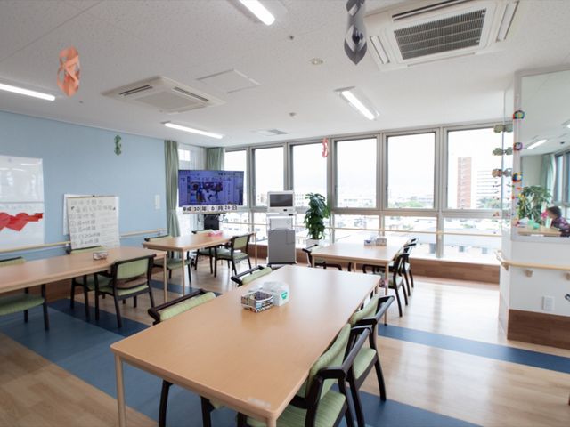 広々とした明るい食堂 共用ルーム 採光豊かな食堂で、明るい雰囲気の中、食事や交流を楽しむことができます。空間も広く、ゆとりを持って過ごせる設計です。