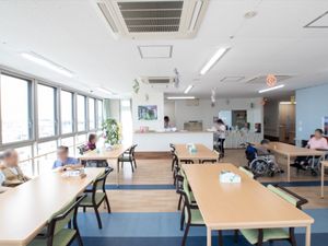 明るい食堂の様子