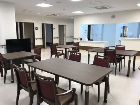 自然光が入る食堂
