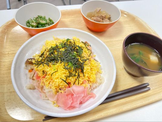 彩り豊かな食事トレー  