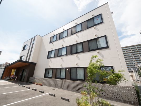 白い壁の清潔な外観