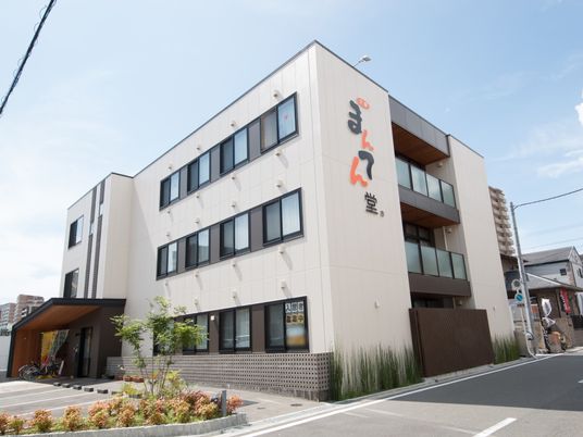 現代的な建物のエントランス