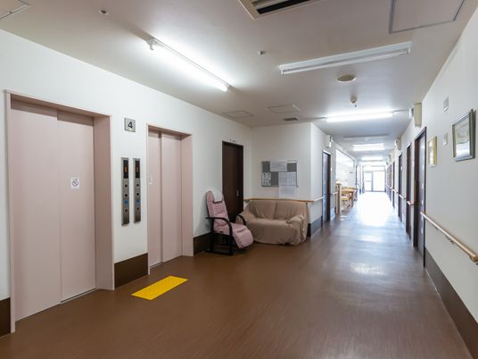 廊下にある椅子とエレベーター