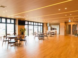 広々とした明るい食堂