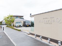 施設前に車並ぶエントランス