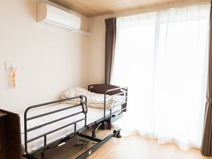 明るい個室の居室