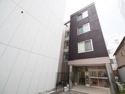 現代的な外観の建物