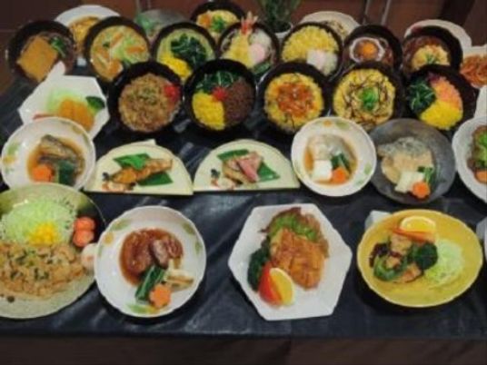色とりどりの料理が並ぶ