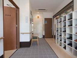 清潔な廊下と靴棚