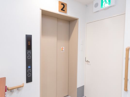 清潔なエレベーター