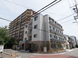 多階層の建物正面図