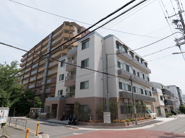 多階層の建物正面図