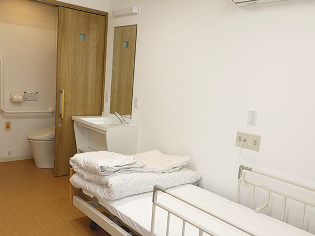 明るい個室の居室 居室 明るく清潔感のある個室です。バリアフリー仕様なので安心して利用できます。