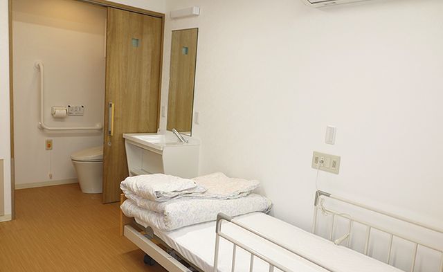 明るい個室の居室 居室 明るく清潔感のある個室です。バリアフリー仕様なので安心して利用できます。
