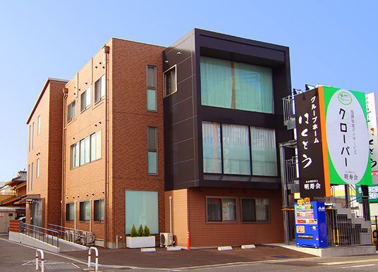レンガ調の建物外観