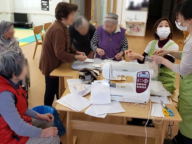 手作りの場 多目的室 手作業を楽しむ利用者の方々が集まっています。温かい雰囲気の中で、豊かな交流を体験できます。