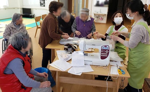 手作りの場 多目的室 手作業を楽しむ利用者の方々が集まっています。温かい雰囲気の中で、豊かな交流を体験できます。
